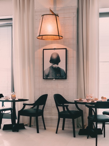 maison heler La Cuisine de Rose white walls black chairs