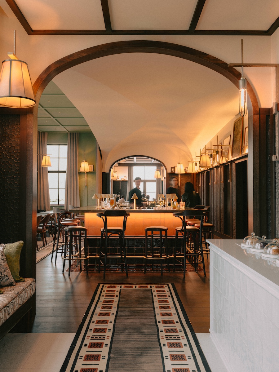 maison heler philippe starck La Maison de Manfred brasserie arched doorway bar